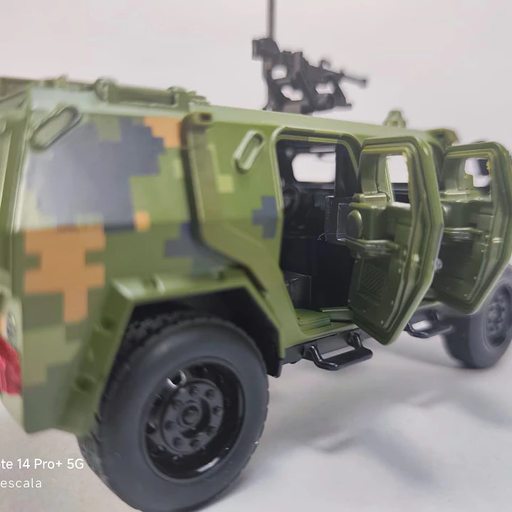 Vehiculo Blindado con camuflaje 1:32 China LEDS  4