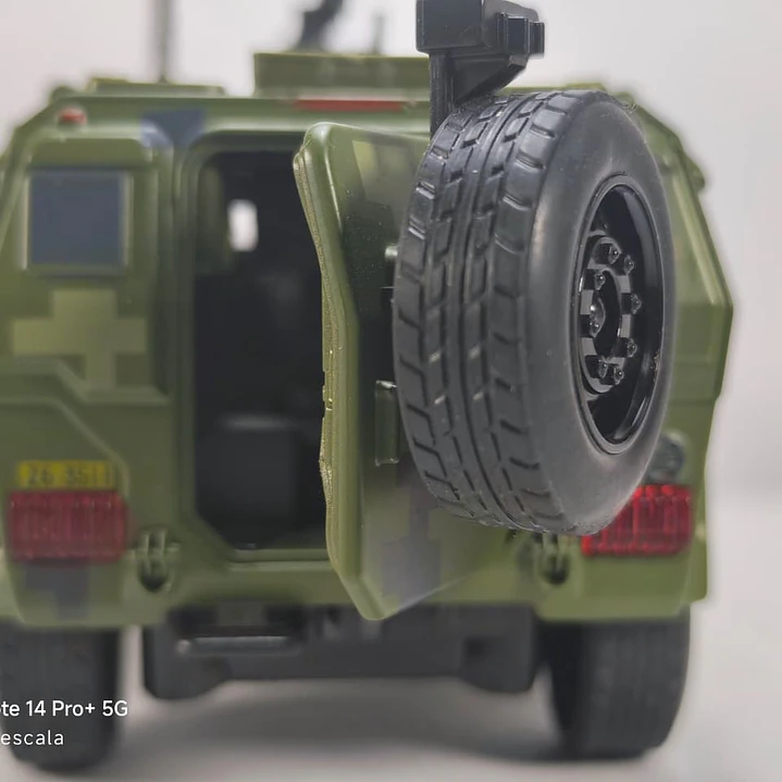 Vehiculo Blindado con camuflaje 1:32 China LEDS  7