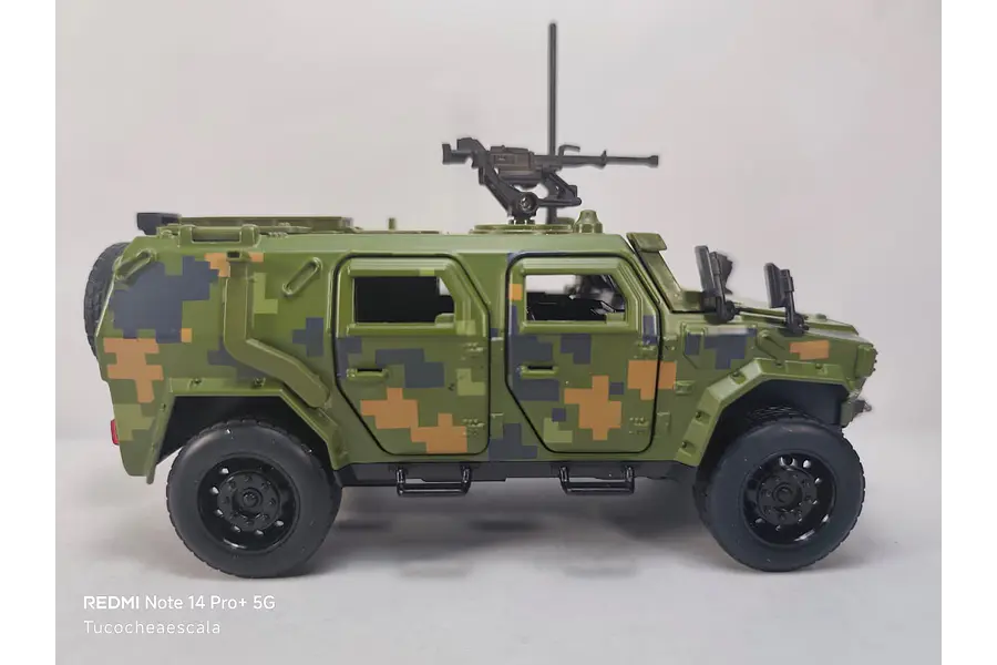 Vehiculo Blindado con camuflaje 1:32 China LEDS 