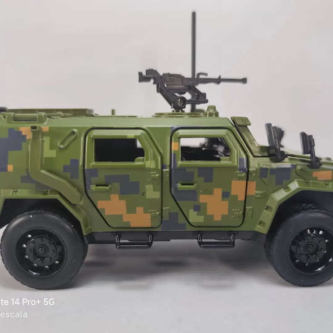 Vehiculo Blindado con camuflaje 1:32 China LEDS  1