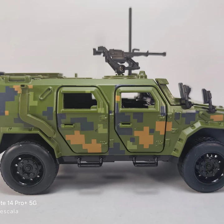 Vehiculo Blindado con camuflaje 1:32 China LEDS  1
