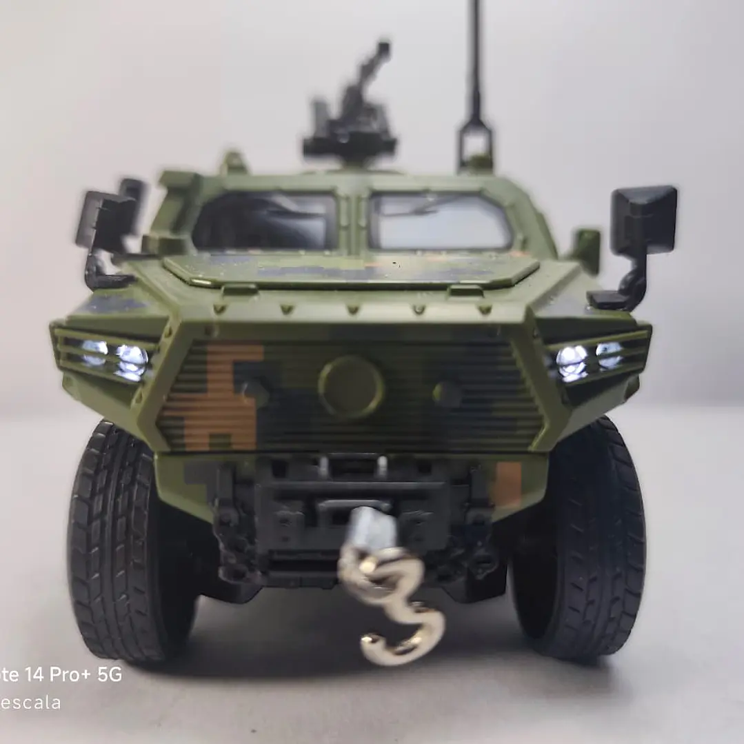 Vehiculo Blindado con camuflaje 1:32 China LEDS  9