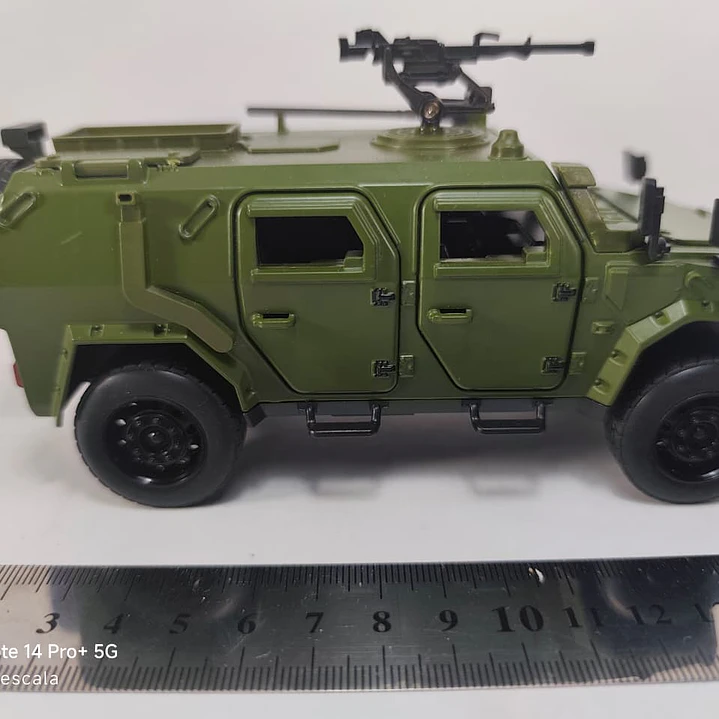 Vehiculo Blindado con camuflaje 1:32 China LEDS  10