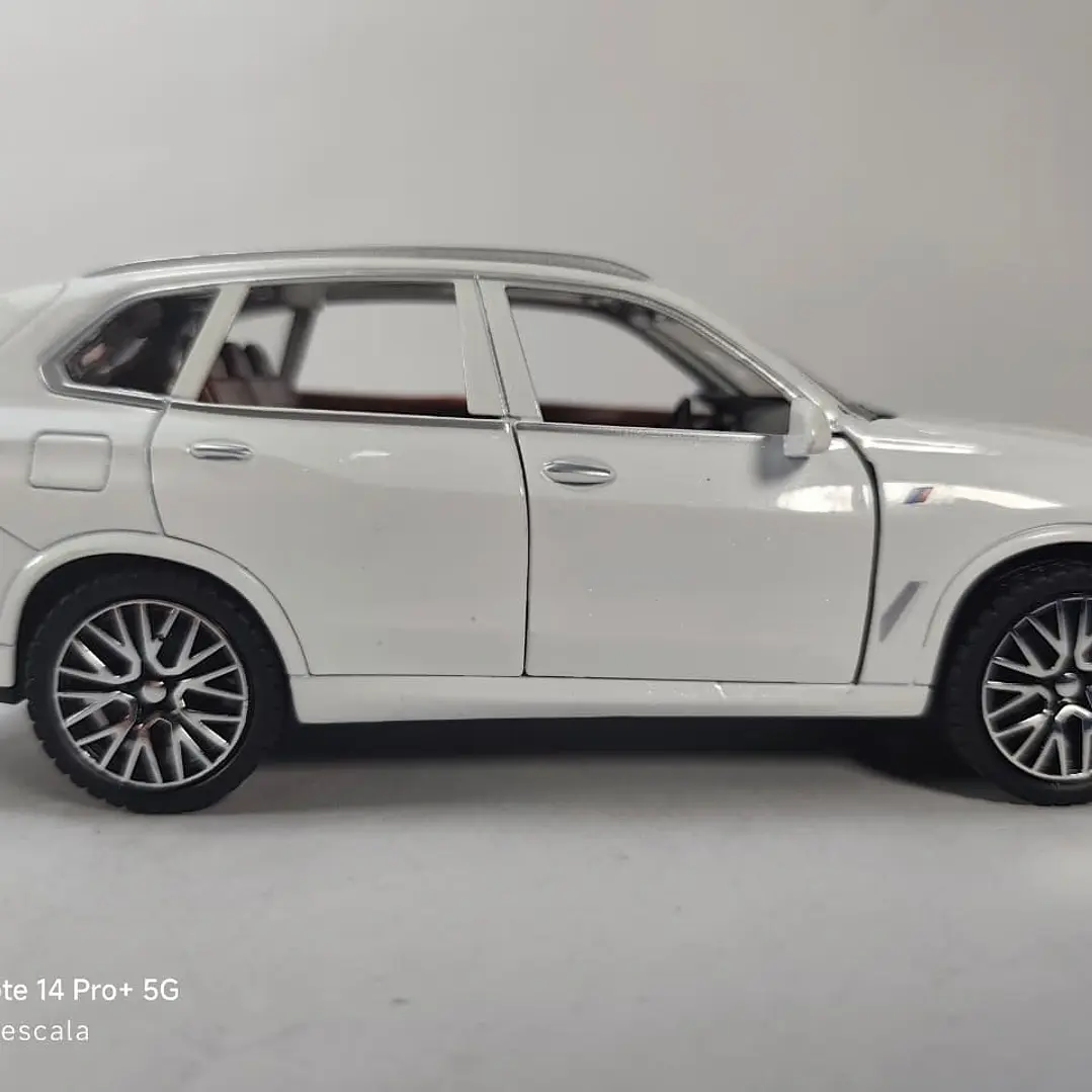 BMW X5 Blanco marca Newao, Escala 1-32 5