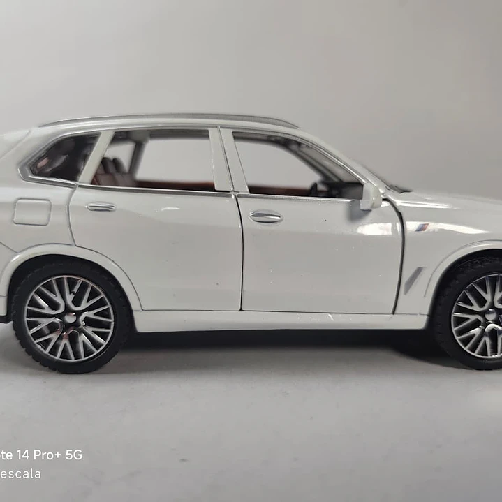BMW X5 Blanco marca Newao, Escala 1-32 5