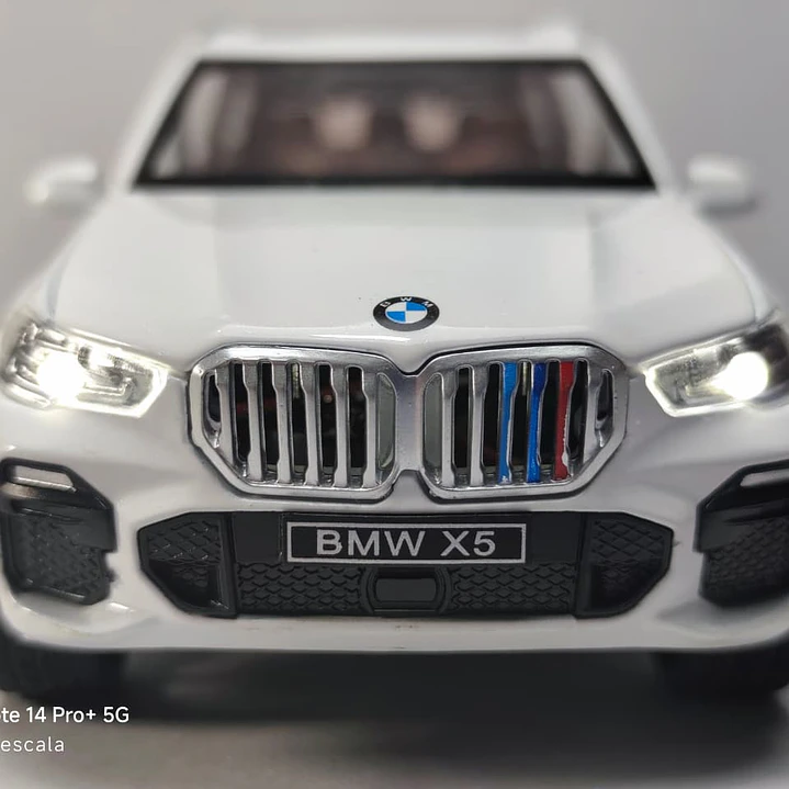 BMW X5 Blanco marca Newao, Escala 1-32 11