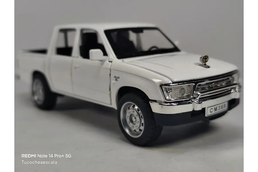 TOYOTA HILUX Doble Cabina ESCALA 1/32 Blanco