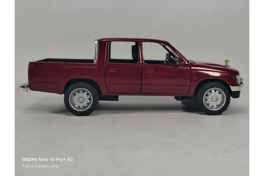TOYOTA HILUX Doble Cabina ESCALA 1/32 vino tinto