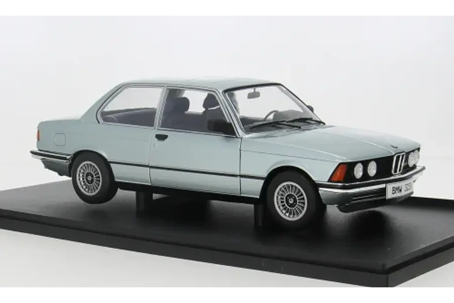 BMW 323 E21 , Escala 1/18, MARCA SOLIDO