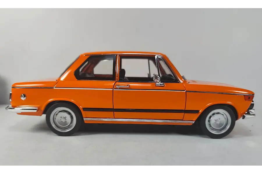 BMW 2002ti, Jinlifang  Escala 1-18 Naranja LEDS