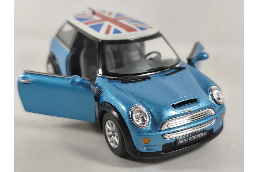 Mini Cooper S con bandera Kinsmart, Escala 1-28