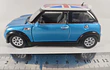 Mini Cooper S con bandera Kinsmart, Escala 1-28