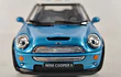 Mini Cooper S con bandera Kinsmart, Escala 1-28