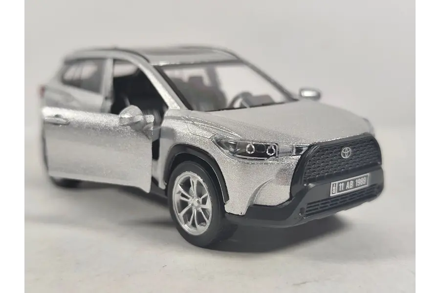 TOYOTA COROLLA CROSS ESCALA 1/36 PLATEADO