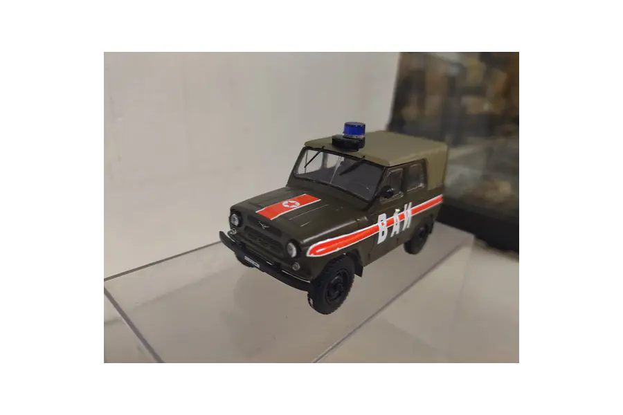 UAZ 469 policia ESCALA 1/36 MARCA ixo