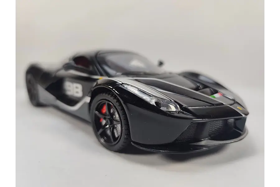 FERRARI LAFERRAI NEGRO CON LIVERY DE COMPETICION 1/24 MARCA DOUBLE HORSES
