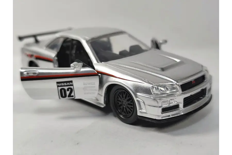 NISSAN SKYLINE GT R 34 PLATEADO , ESCALA 1/32, MARCA JADA