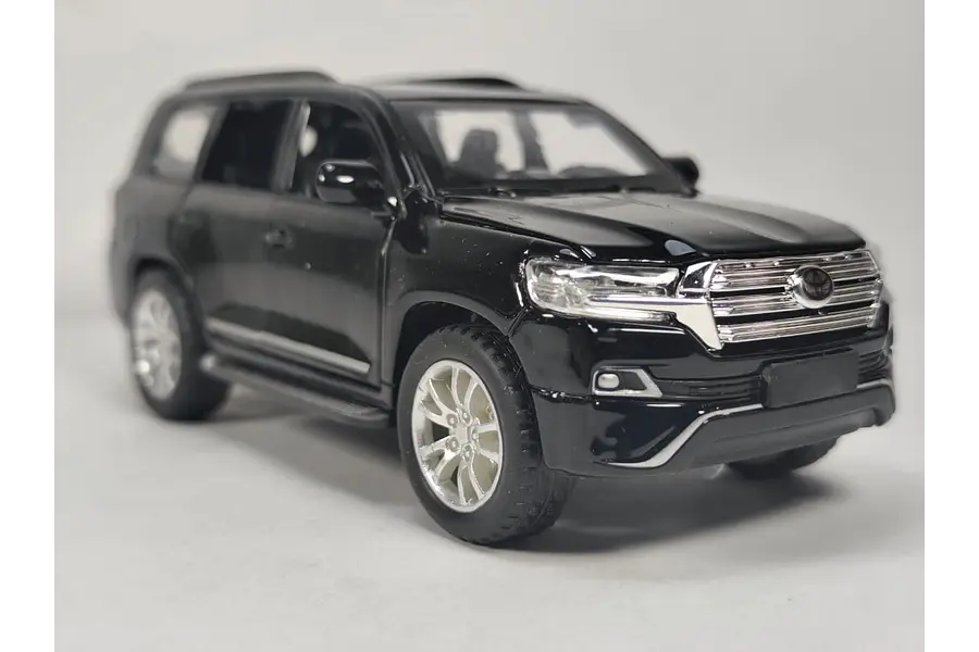 Toyota Land Cruiser 200 , Escala 1/32 marca che zhi 