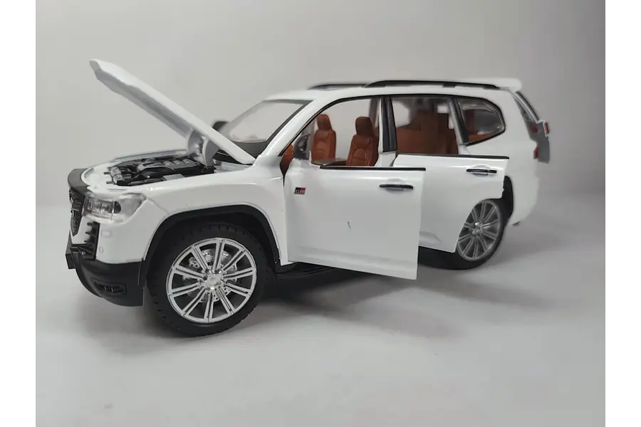 TOYOTA LAND CRUISER 300 GR , ESCALA 1/24, MARCA JINLIGANG 