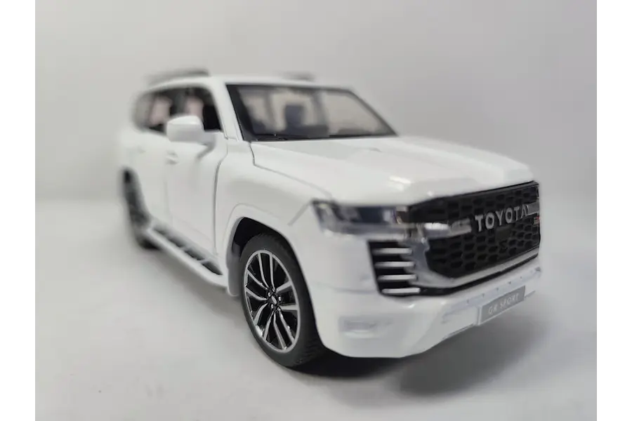 Toyota LAND CRUISER 300 GR 1-32 marca CHINA LED
