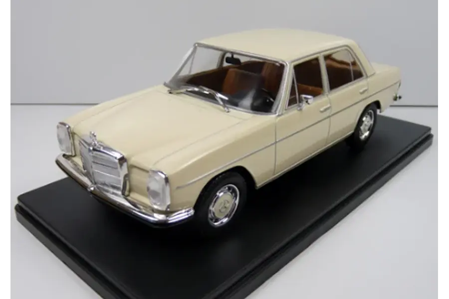 MERCEDES BENZ 200D, ESCALA 1/24 IXO