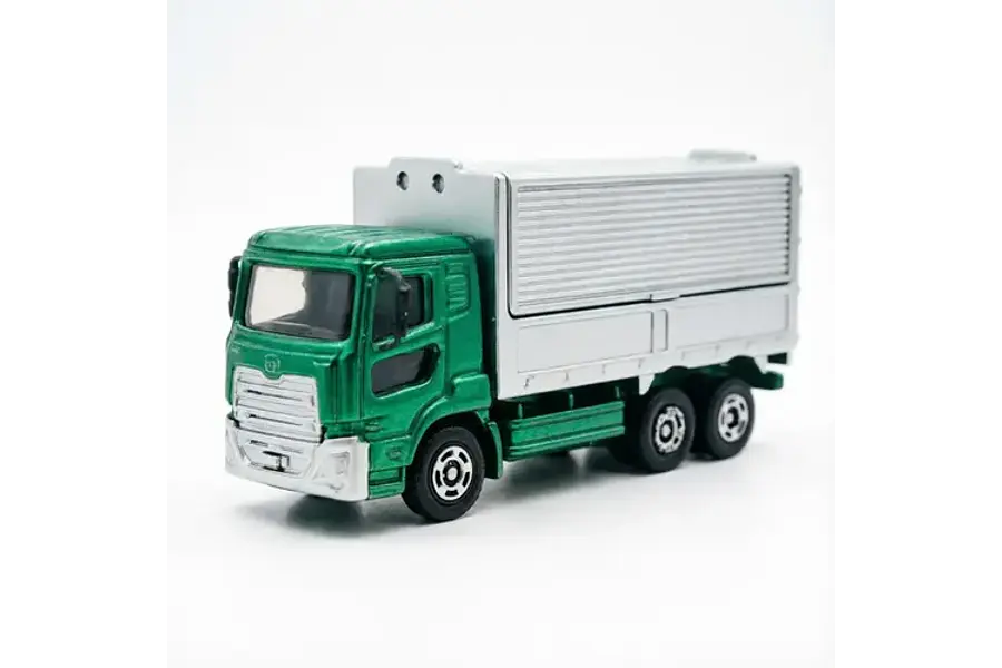 UD TRUCKS QUON, ESCALA 1/64 TOMICA