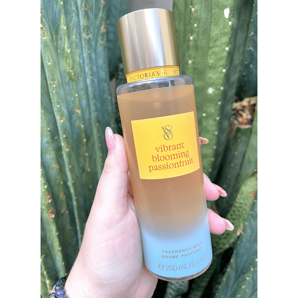 Velvet Vibrant blooming passionfruit Fragance - Victoria Secret 