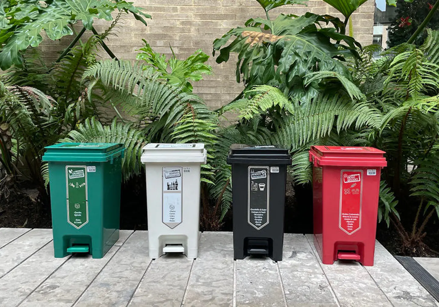 Caneca de basura / Papelera negra de 20 litros con pedal 1