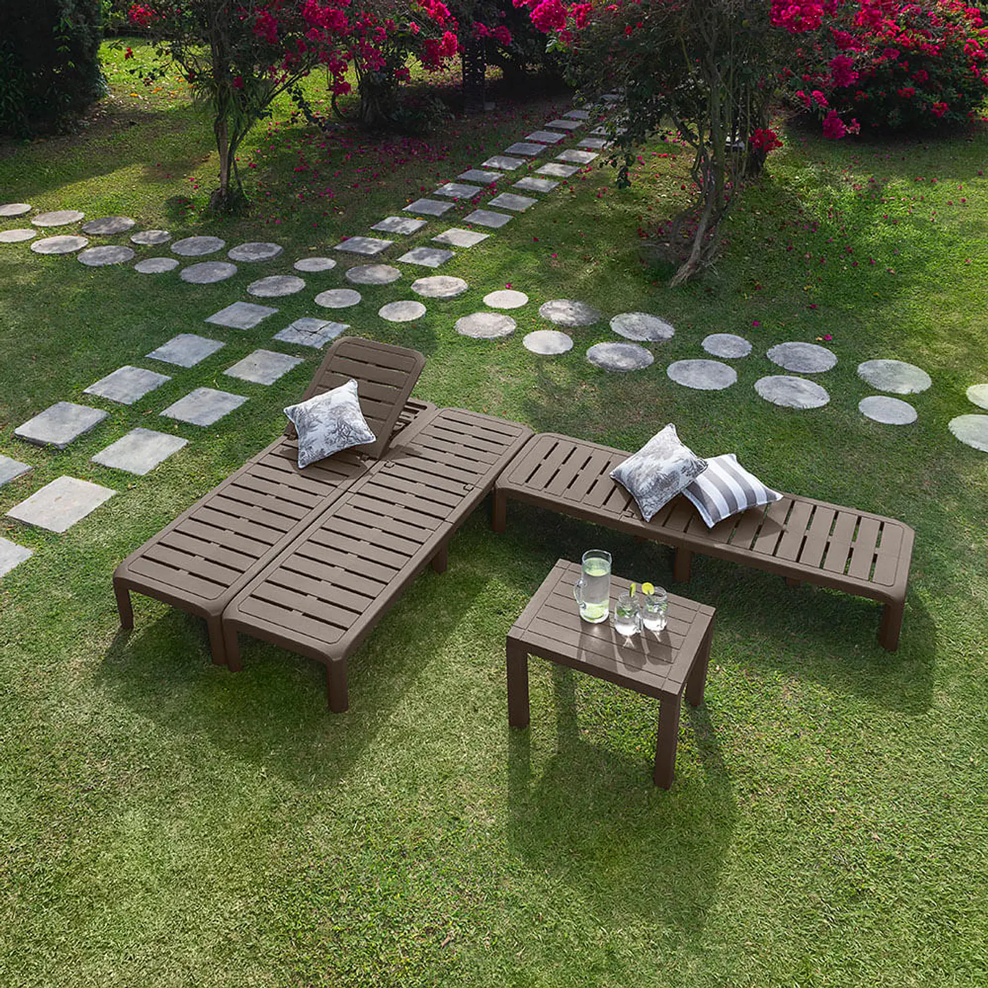 Combo Piscina, 2 Camas Asoleadoras, 2 Sillas Playeras, 1 Mesa De Centro Rectangular 2