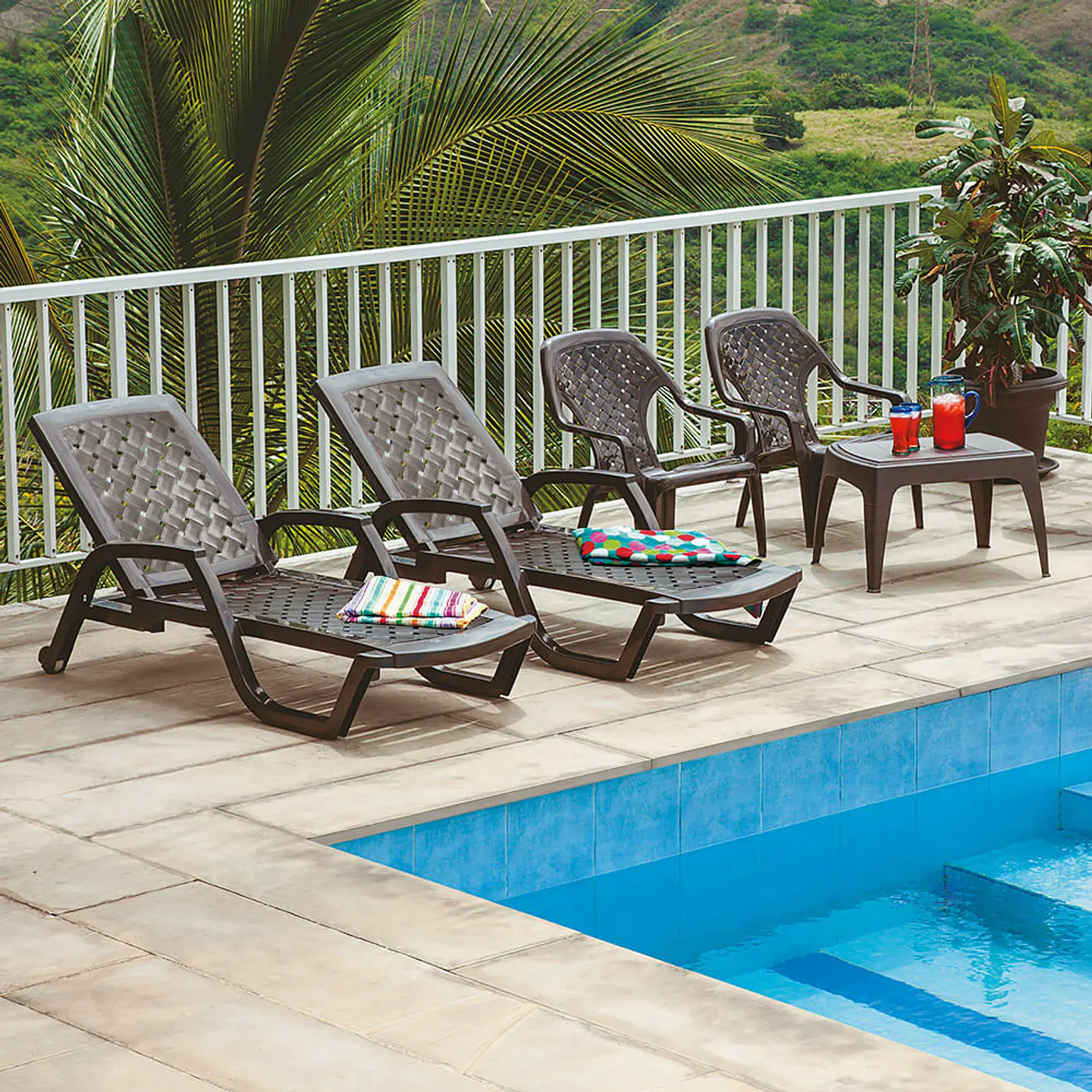 Combo Playero (2 Camas Asoleadoras + 2 Sillas Playeras + 1 Mesa de Centro) 1