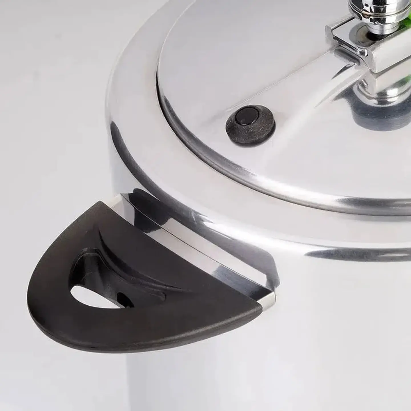 Olla a Presión con Cierre Interno 6 Litros / Universal 3