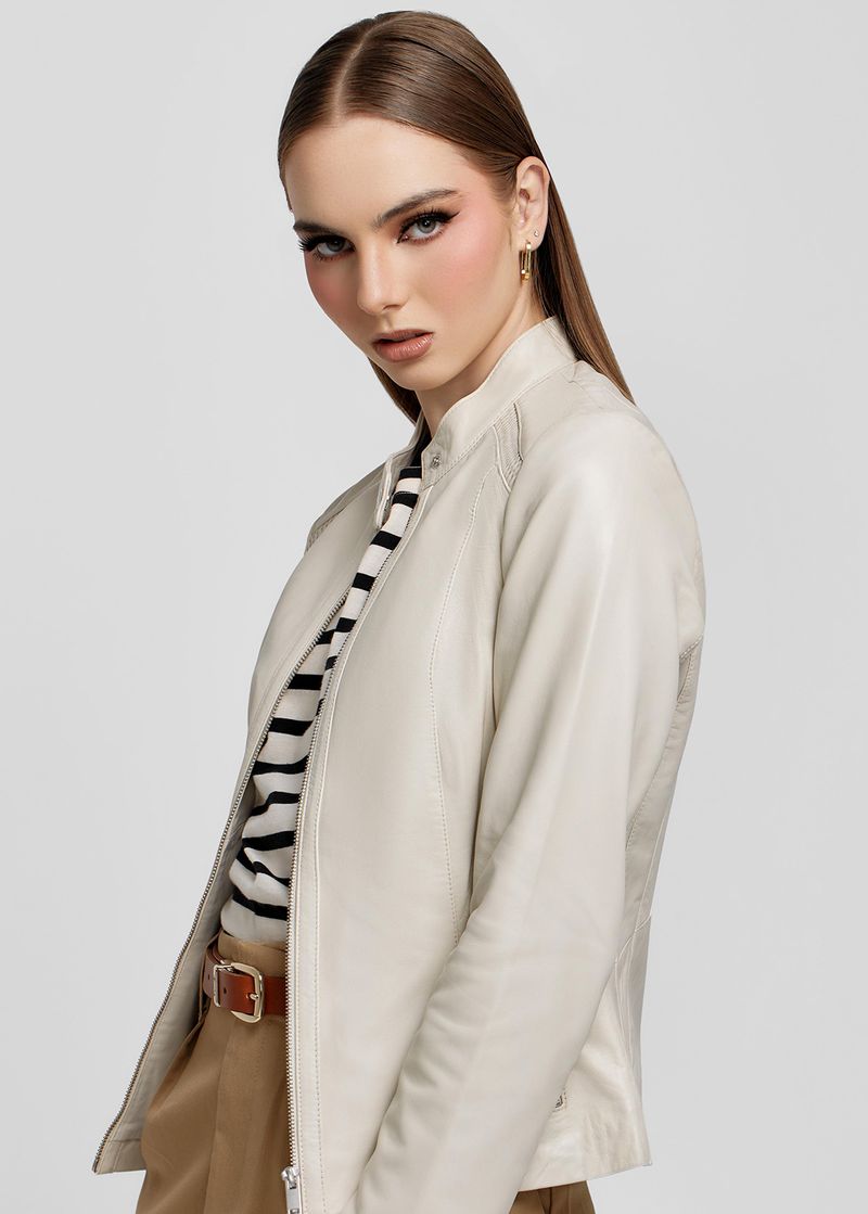 CASACA CON DETALLE EN LOS HOMBROS Line 4