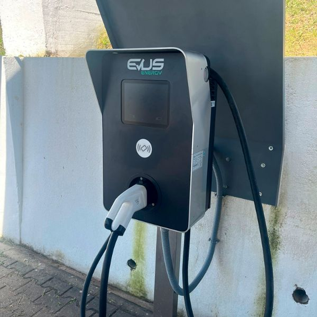 DC300 ULTRA – Estación de Carga Rápida DC 30kW con conector CCS2 2