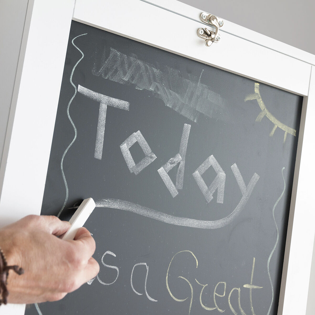 Escritorio Plegable de Pared Woldy InnovaGoods – Diseño Compacto, con Pizarra, Panel de Corcho y Estanterías para Organización Creativa 6