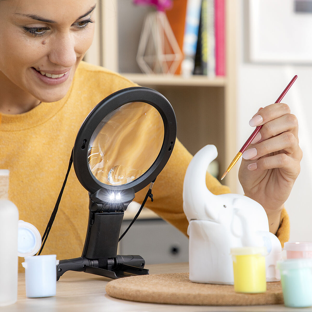 Lupa Manos Libres con Luz LED Zooled InnovaGoods – Aumento x2/x5, Iluminación Precisa y Diseño Multiposición para Lectura y Manualidades 9