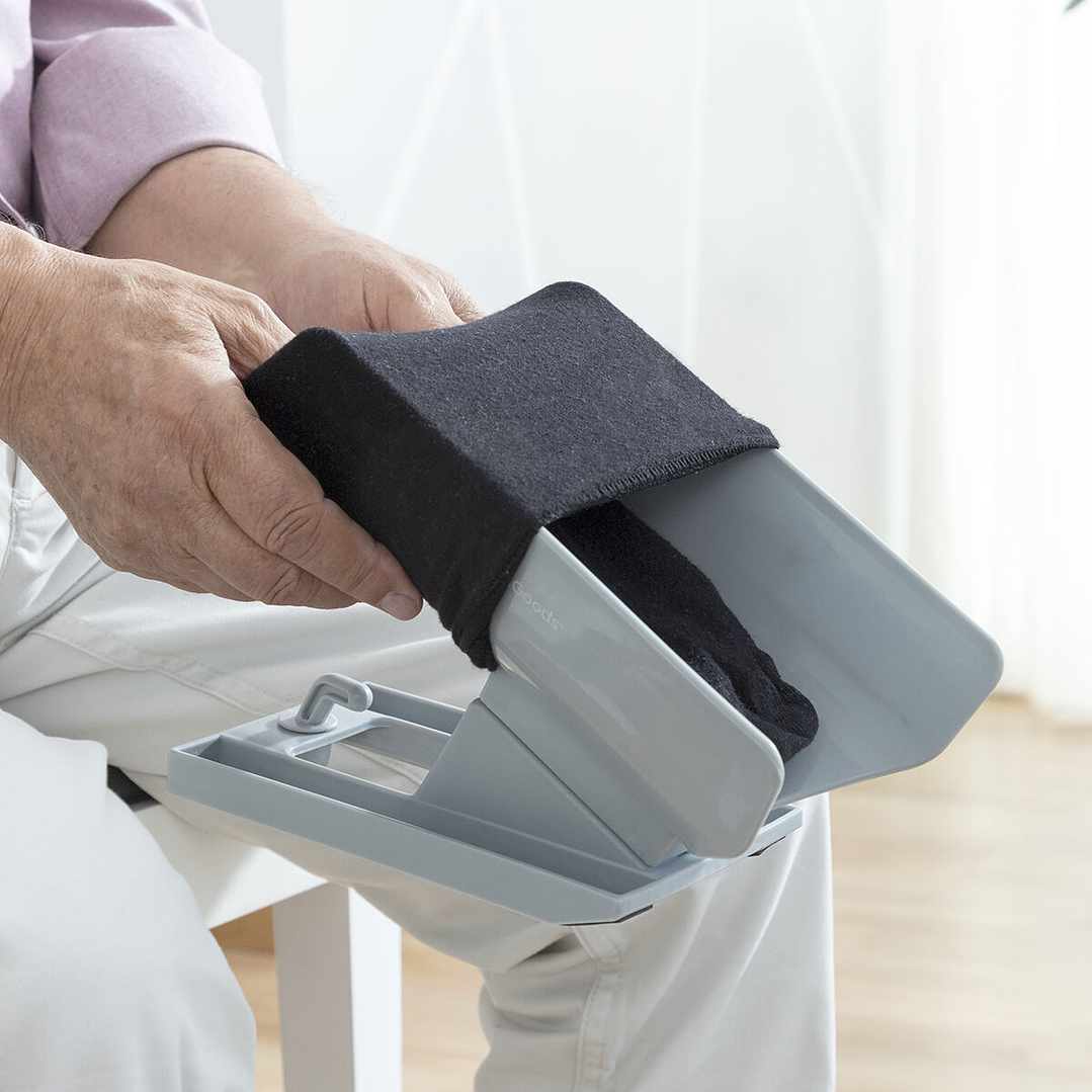 Calzador de Calcetines y Zapatos con Quitacalcetines Shoeasy InnovaGoods – Ayuda Ergonómica 3 en 1 para Personas Mayores y Movilidad Reducida 4