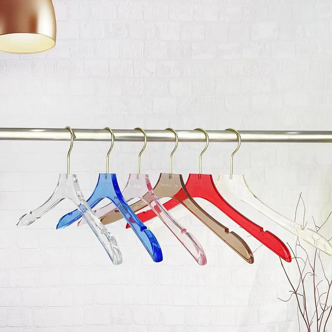 Percha Acrílica Transparente LEILOI | Diseño Mate con Gancho Dorado para Ropa 1