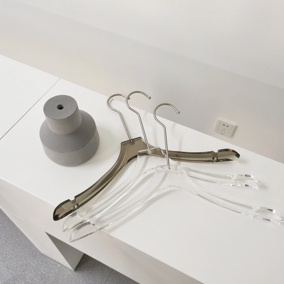 Percha Acrílica Transparente LEILOI | Diseño Mate con Gancho Dorado para Ropa 4