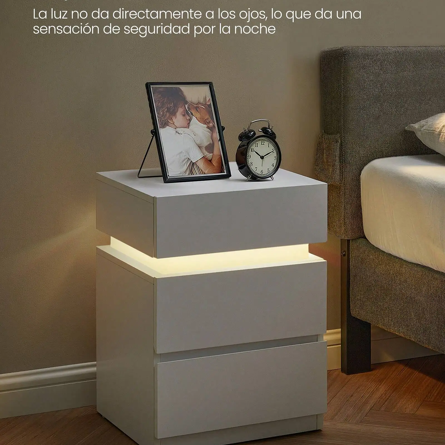 VASAGLE Mesa Auxiliar Moderna  Mesita de Noche con Luz LED y 3 Cajones 3