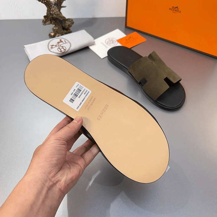 Chinelo Hermes  7
