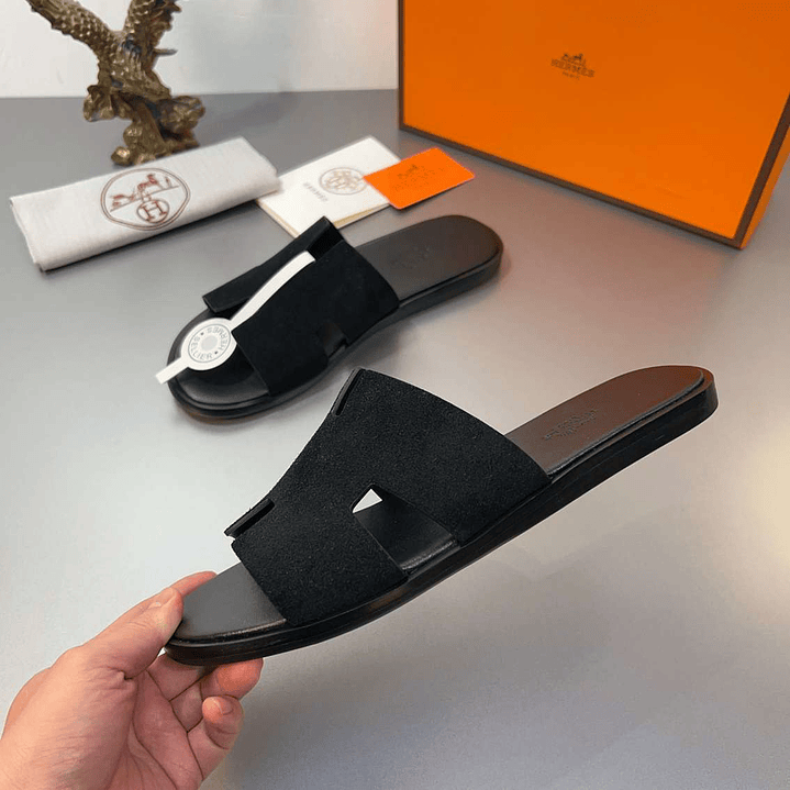 Chinelo Hermes  4