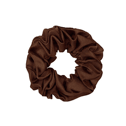 Scrunchie color marrón o café oscuro intenso tendencia fashion en cabello