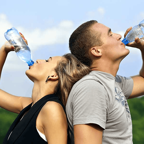 ¿Cuánta agua debo beber o tomar diariamente? Aquí te dejamos algunos consejos