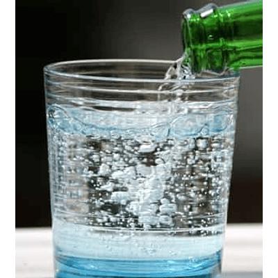 ¿El agua mineral con gas hace mal?
