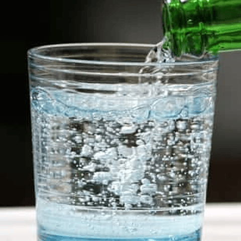 ¿El agua mineral con gas hace mal?