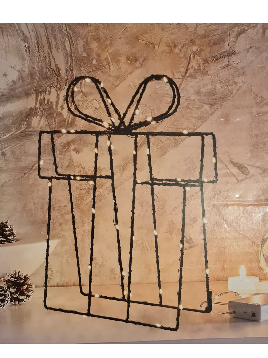 ADORNO metálico con mini LED forma REGALO 1