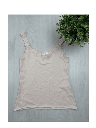 Camiseta con bordado fina y muy cómoda