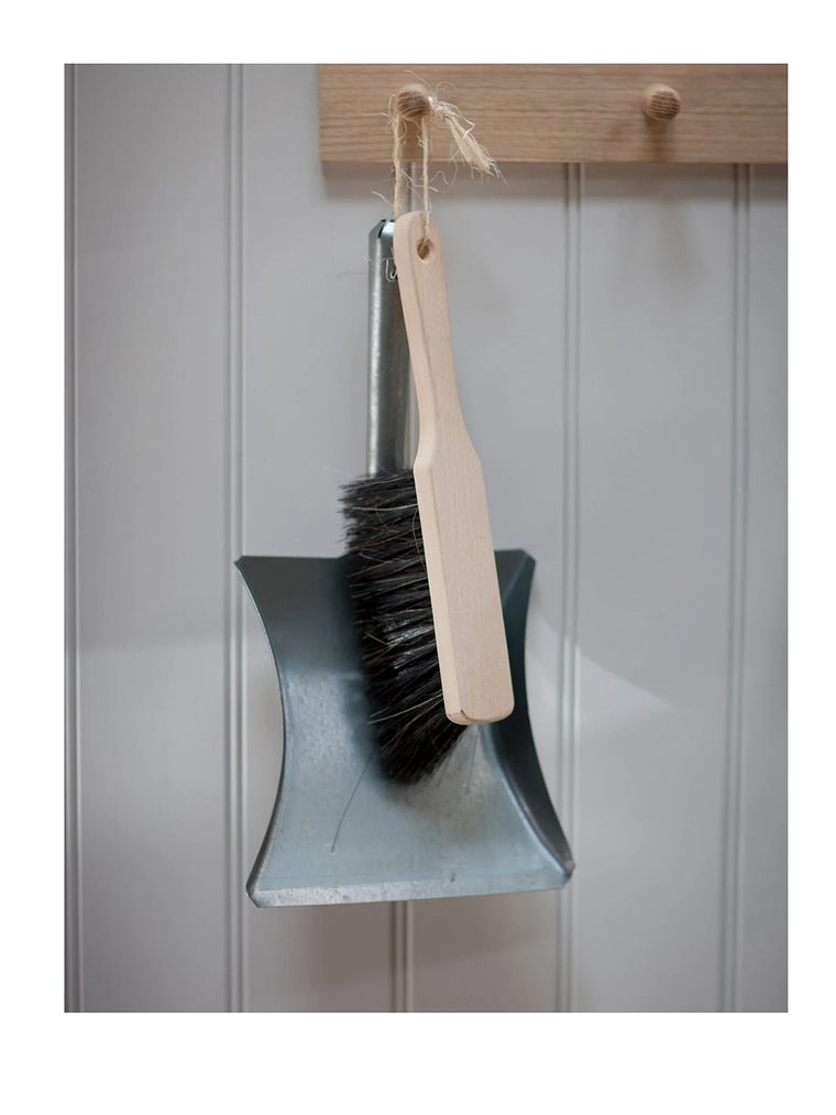 Pala manual galvanizada para recoger con escobillón de madera 2