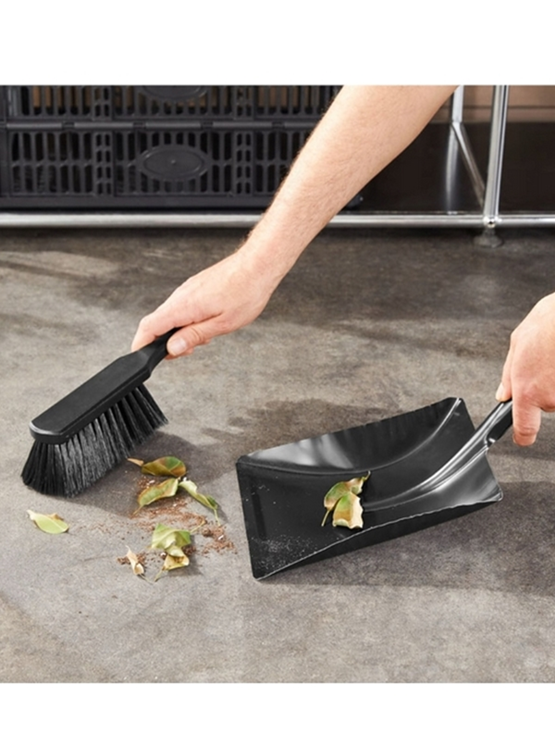 Pala manual galvanizada para recoger con escobillón de madera 1