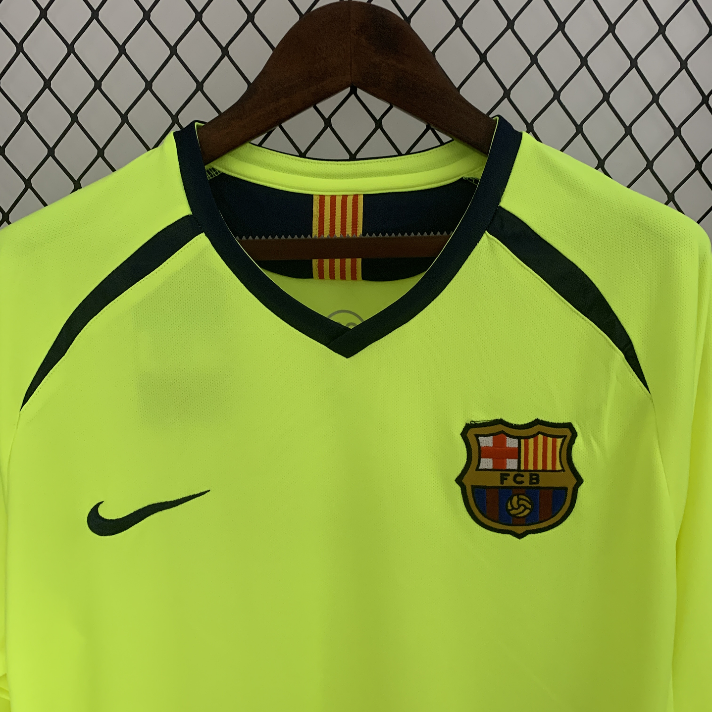 Barcelona Away 05/06 Manga Longa 4